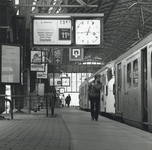 155047 Gezicht op het 4e perron van het N.S.-station Amsterdam C.S. te Amsterdam met electrische treinstellen mat. 1954 ...